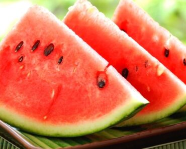Keto-friendly fruits for weight loss. Eat berries and watermelon and avoid apples and bananas